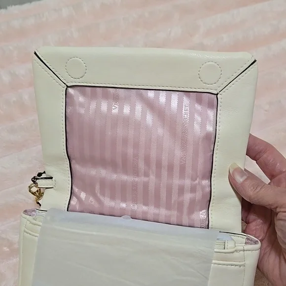 Victoria's Secret Quilted Cream Wrislet Gold Accents With VS Shopping Bag NWT - Picture 6 of 11